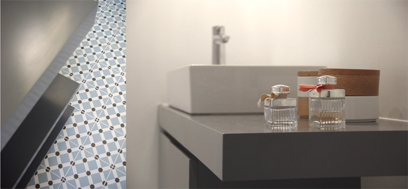 carreaux ciment motif bleu ciel meuble vasque laque grise